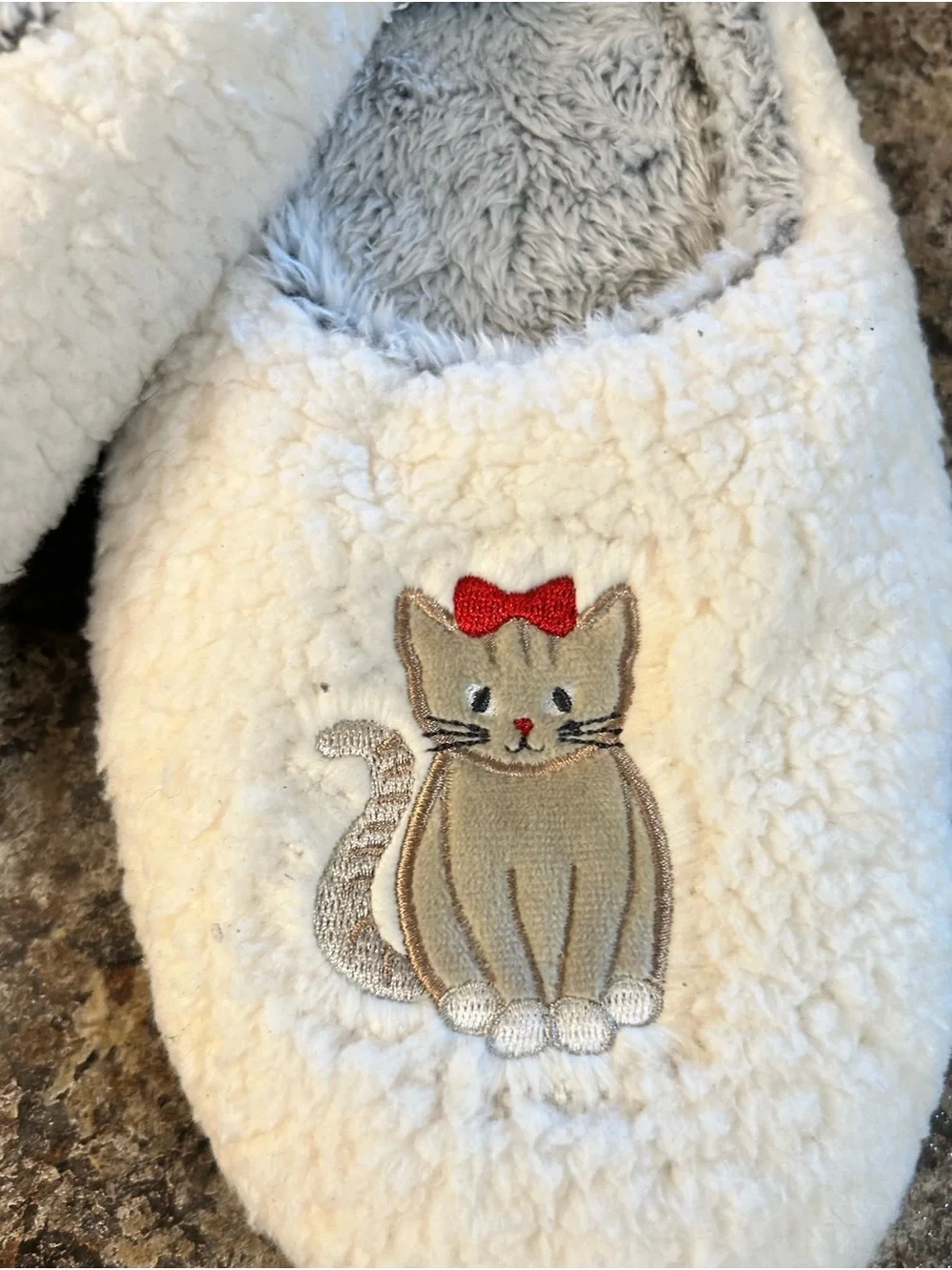 Wild Fable Cozy Cream Cat Slip-On Cat Slippers Size S/M (5-7) new